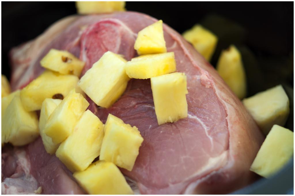Как приготовить свинину с ананасом?