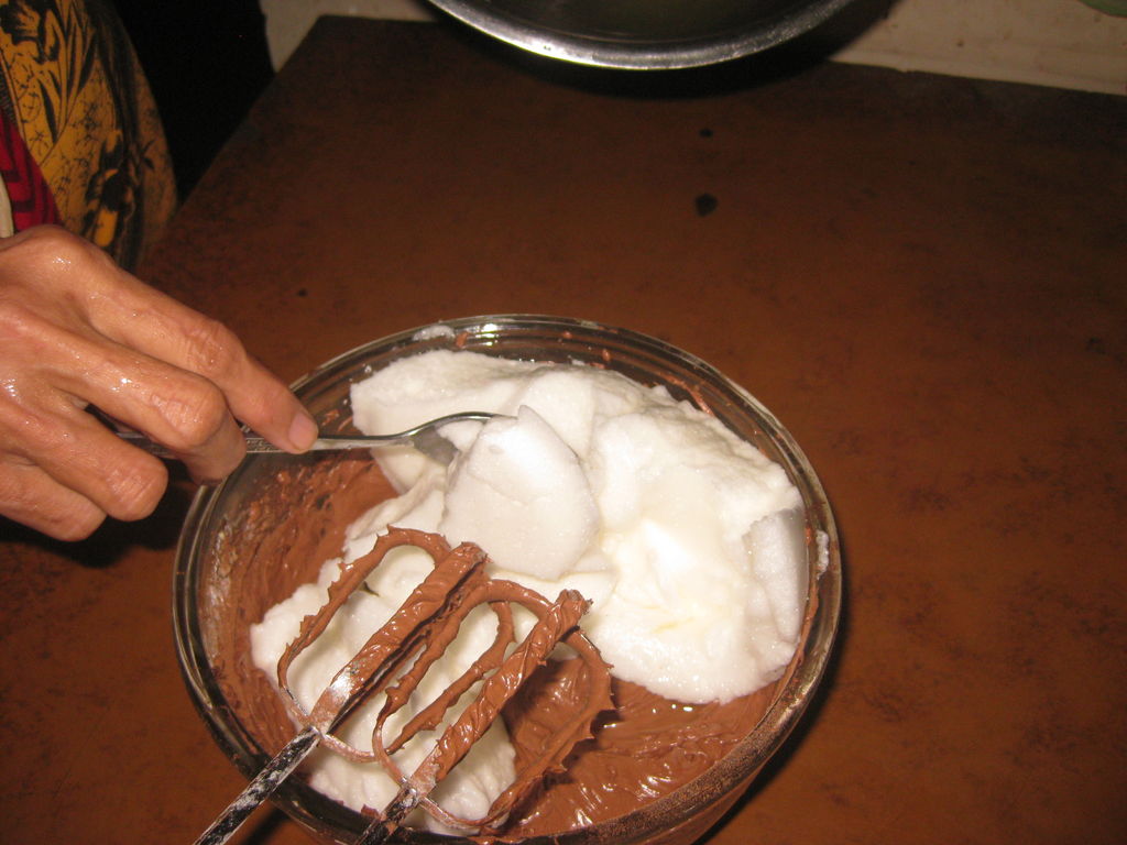 Готовим шоколадный бисквит на белках.