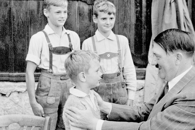 Гитлер с мальчиками из Гитлерюгента