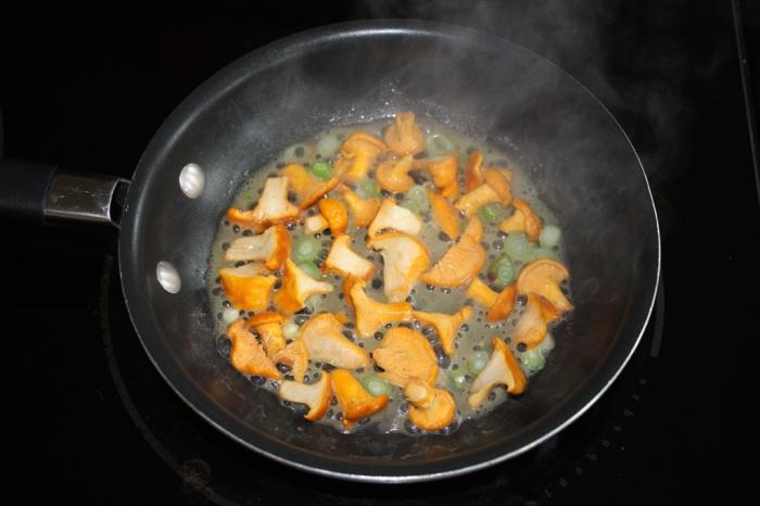 как готовить грибы лисички с жареной картошкой