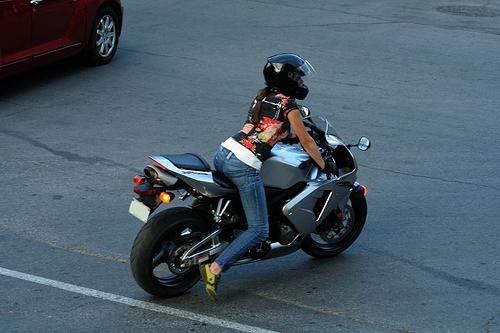 девушка за рулем мотоцикла