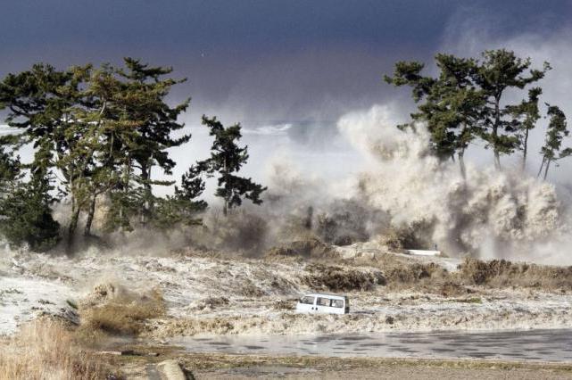 высота самого большого цунами в мире