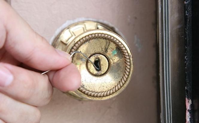 Как открыть дверь без ключей