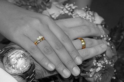 обручальное кольцо на левой руке