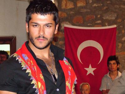 турецкий актер бурак озчивит