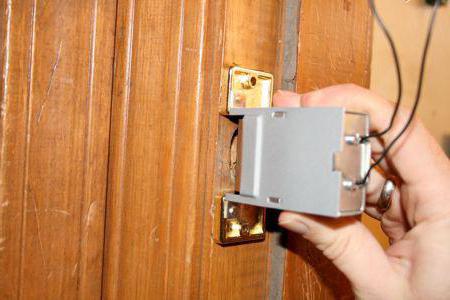Как сменить личинку замка в железной двери