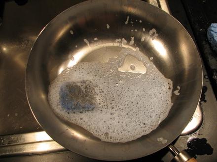 как очистить со сковороды нагар