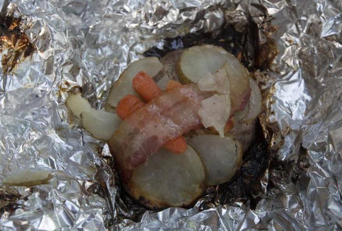 картошка с салом в фольге на углях 
