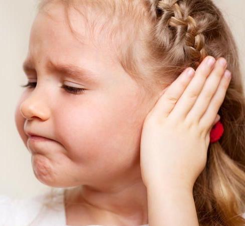 Болит ухо у ребенка сильно