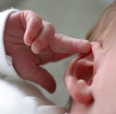 болят уши у ребенка симптомы