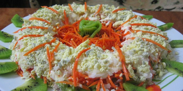 салат с корейской морковью и киви