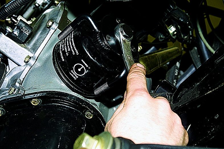 Замена масла в двигателе "Нива Шевроле": выбор масла, периодичность и сроки замены масла, советы автовладельцев