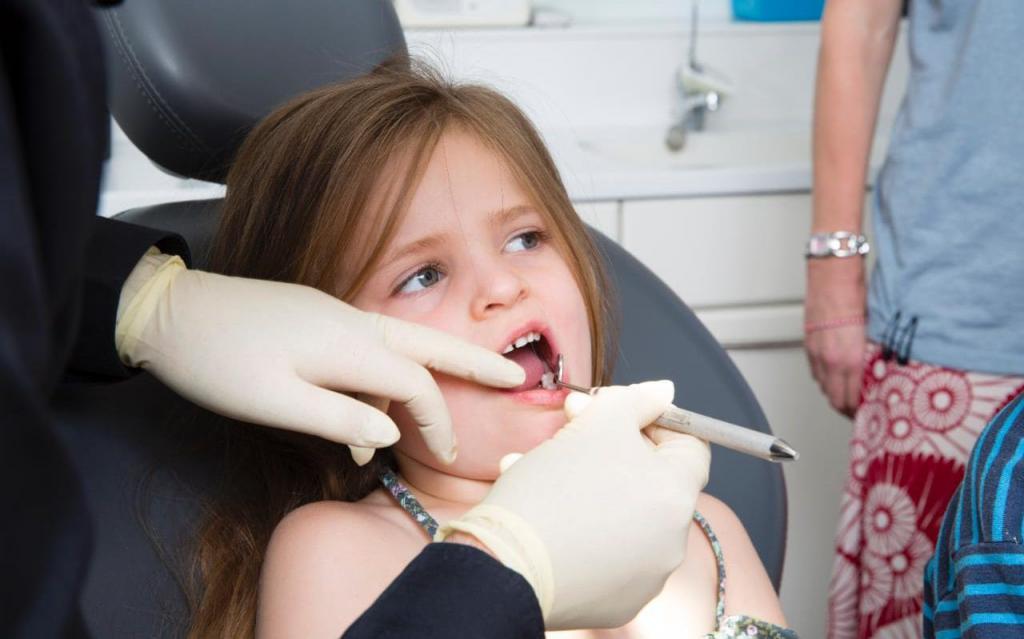 как вырвать зуб ребенку в домашних условиях