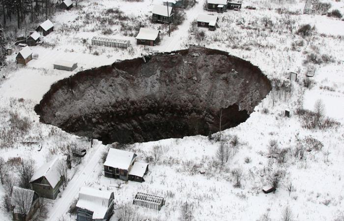 в Соликамске Пермского края обнаружен огромный провал грунта