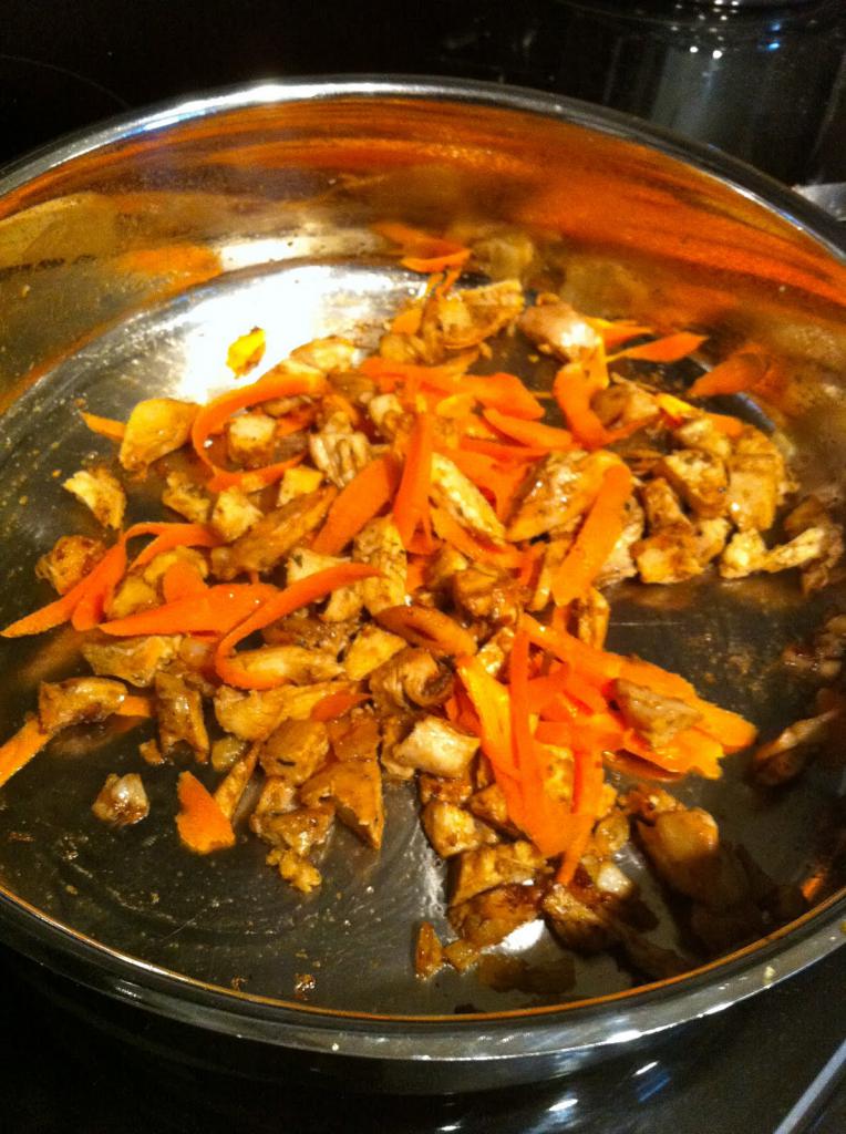 поджаривание моркови с курицей
