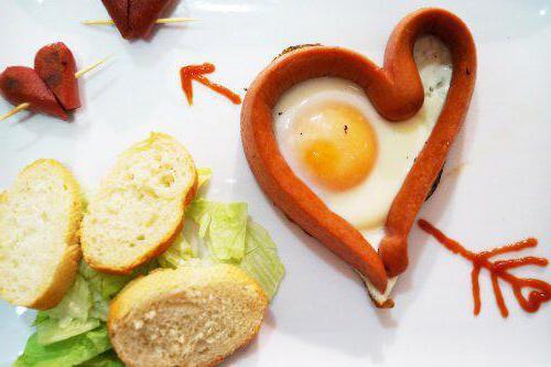 сосиска в виде сердца с яйцом