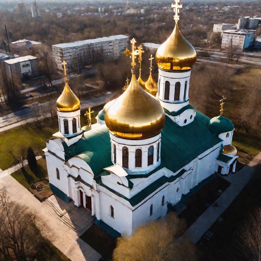 Православная церковь с золотыми куполами на фоне утреннего неба весной