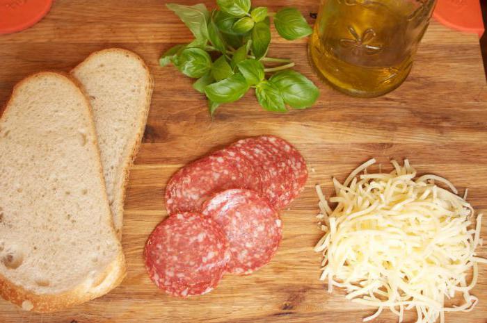 Быстрая и вкусная закуска: бутерброд с сыром и с колбасой