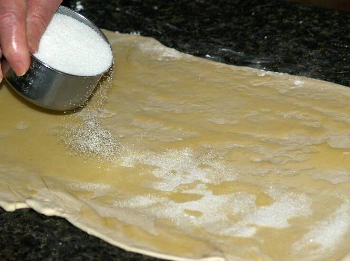 Дрожжевое тесто для плюшек с сахаром: подробный рецепт приготовления