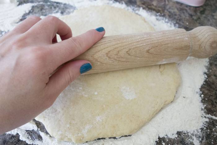 Дрожжевое тесто для плюшек с сахаром: подробный рецепт приготовления