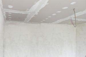 варианты отделки потолка на даче