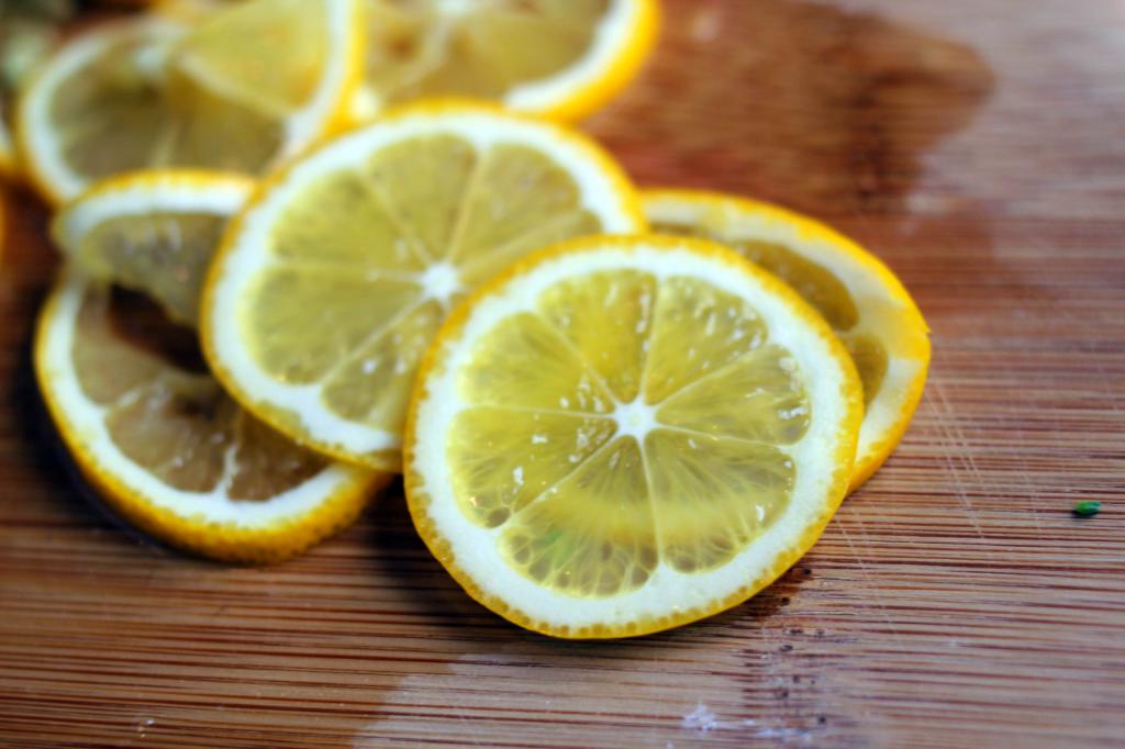 горячая вода с лимоном натощак