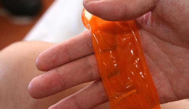 Почему нельзя смывать презервативы в унитаз? Как правильно надевать презервативы?