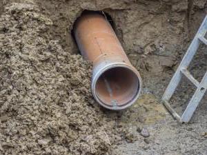 Как проложить трубы канализации в частном доме