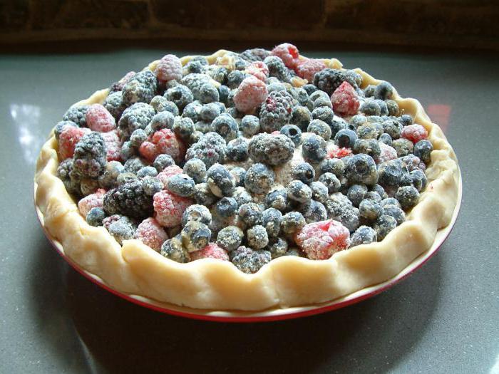 заливной пирог с ягодами