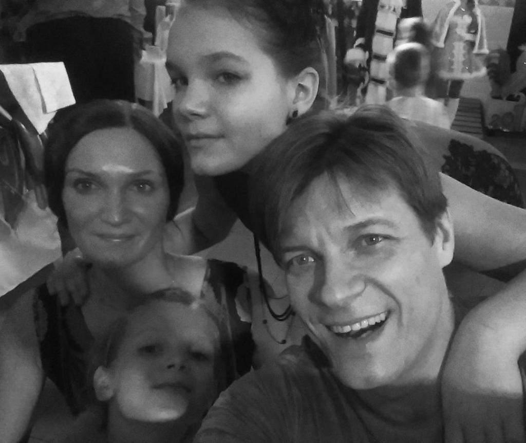 Актер Алексей Моисеев с женой и детьми