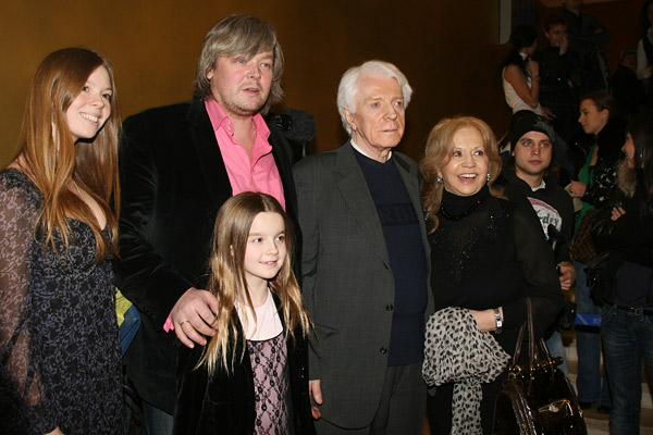 Олег Стриженов с семьей