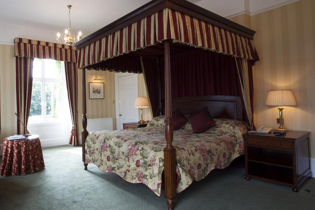 Кровать с балдахином на стойках