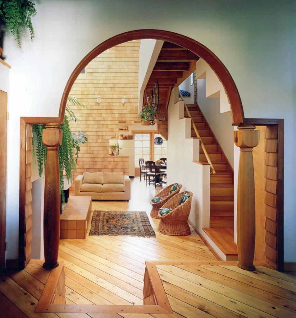 Деревянная арка в гостиной