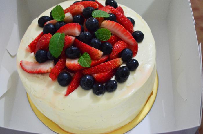 бисквитный торт с ягодами