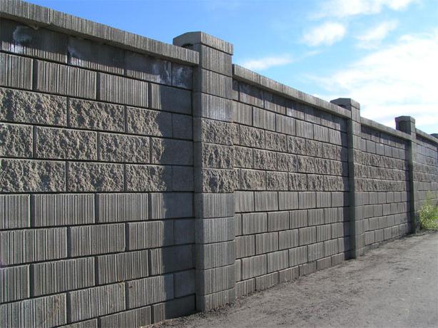 Забор из блоков рваный камень