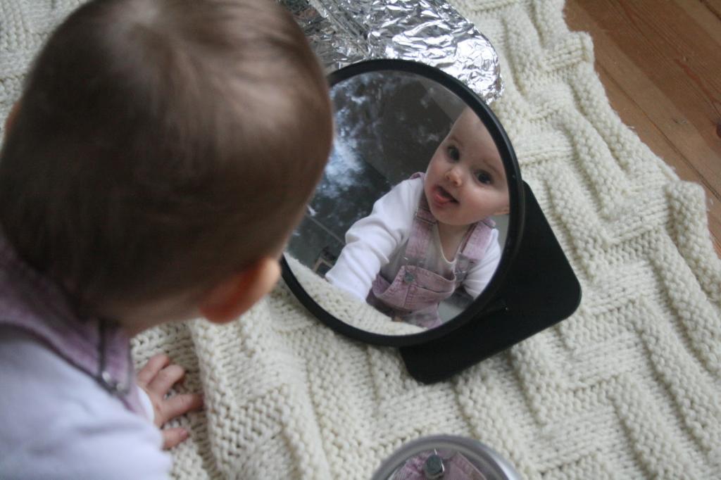 Почему нельзя показывать новорожденного в зеркало? Происхождение и история приметы