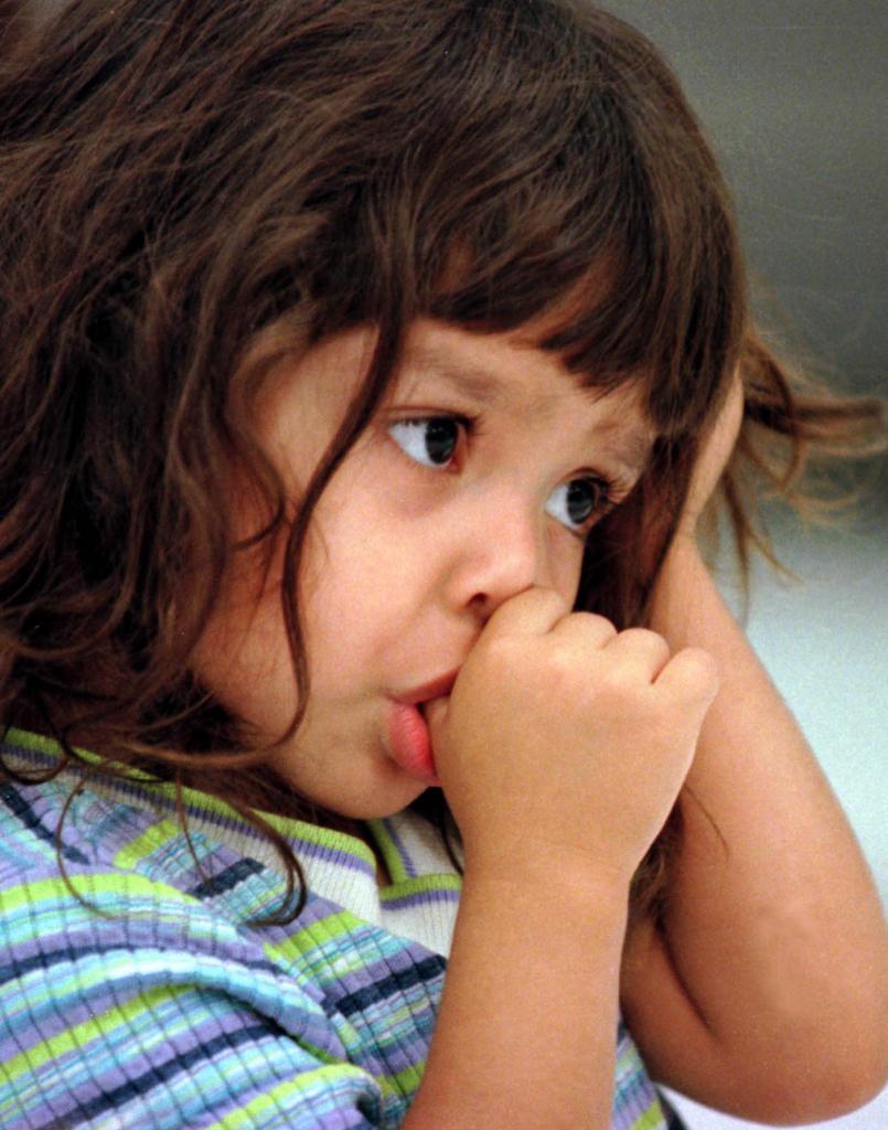 Почему дети грызут ногти на руках: причины, возможные проблемы и советы психологов