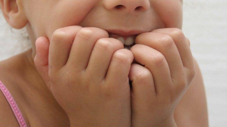 Почему дети грызут ногти на руках: причины, возможные проблемы и советы психологов