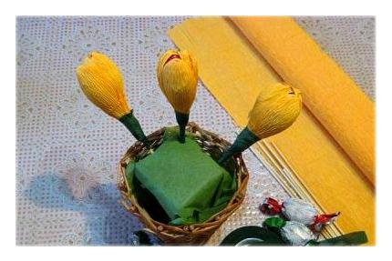 Тюльпаны из гофрированной бумаги с конфетой 