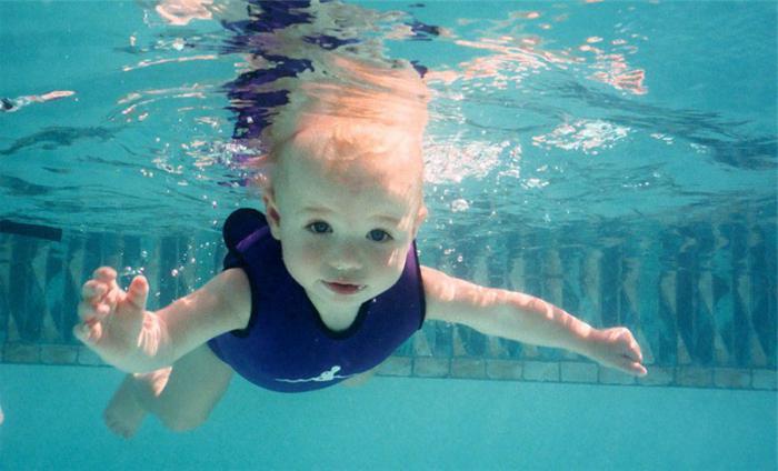где научить ребенка плавать