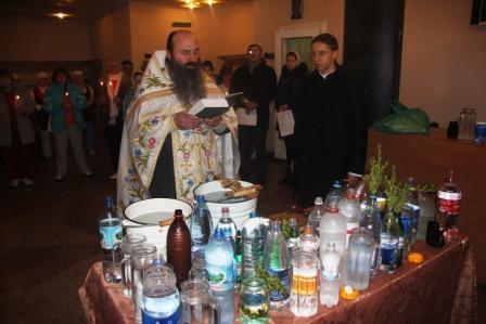 когда освящается вода на крещение