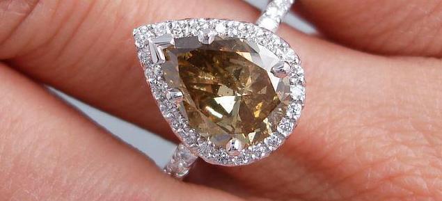 золотое кольцо с коньячными бриллиантами