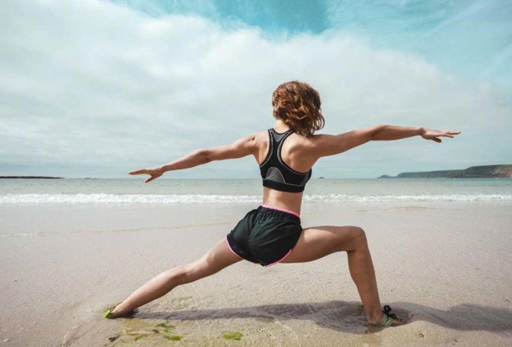 Женщина делает йогу на пирсе