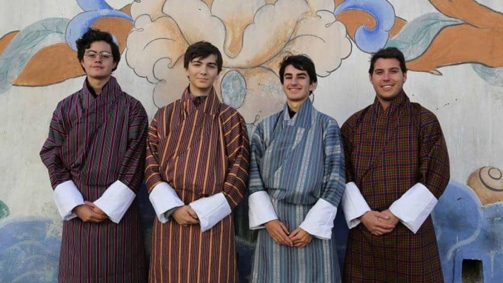 Туристы в Бутане в туристической группе