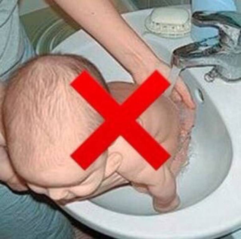 Нельзя мыть новорожденного под струей воды