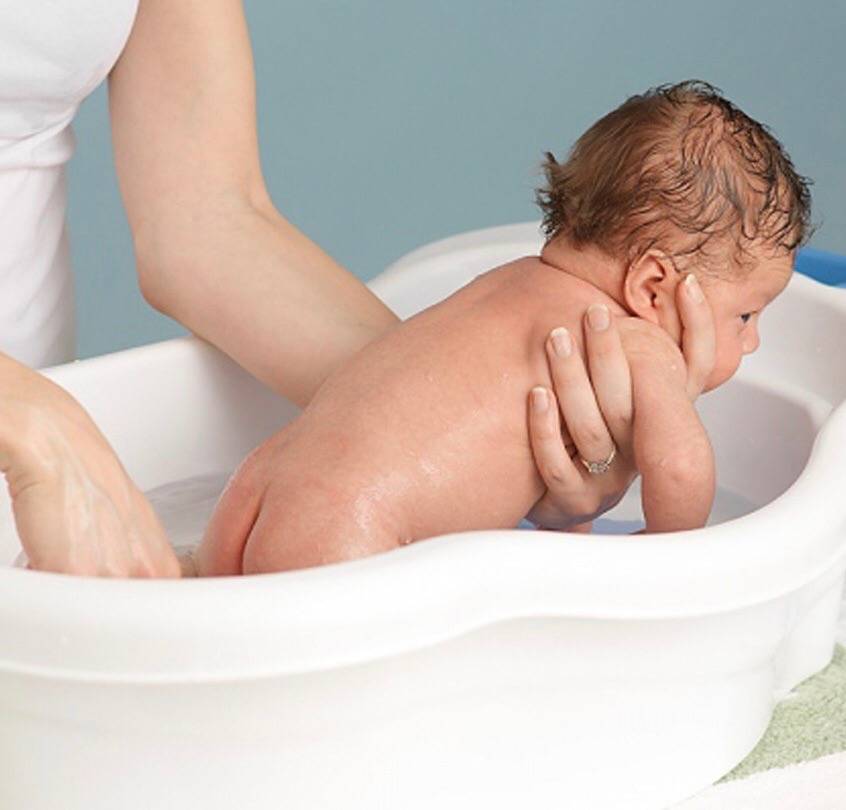 Как безопасно подмыть новорожденного мальчика