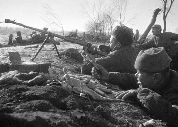 Советские солдаты в окопе при обороне Сталинграда