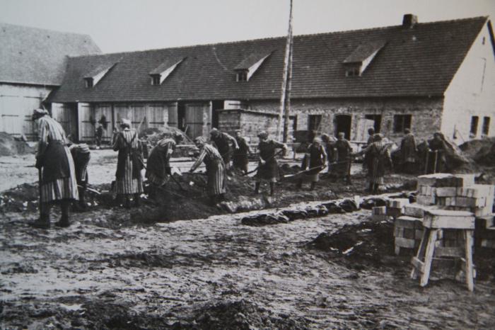 равенсбрюк концентрационный лагерь памятник