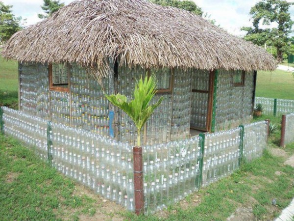 Детские домики для бетей из пластиковых бутылок