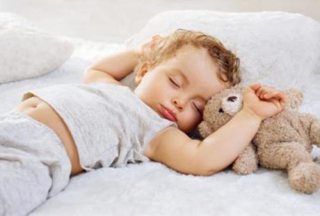 почему ребенок разговаривает во сне
